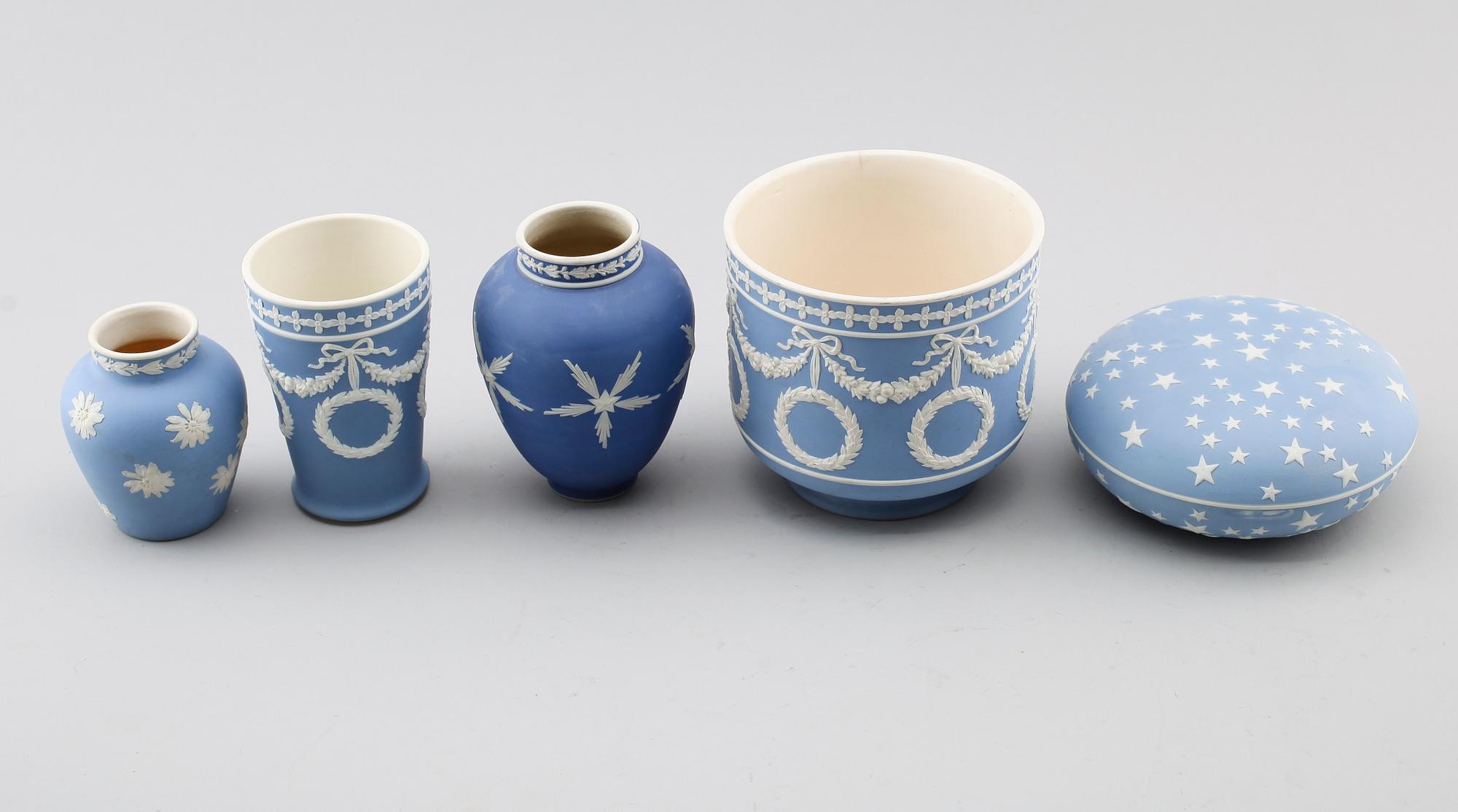 SAMLING JASPERWARE, 5 delar, Gustafsberg, omkring år 1900.