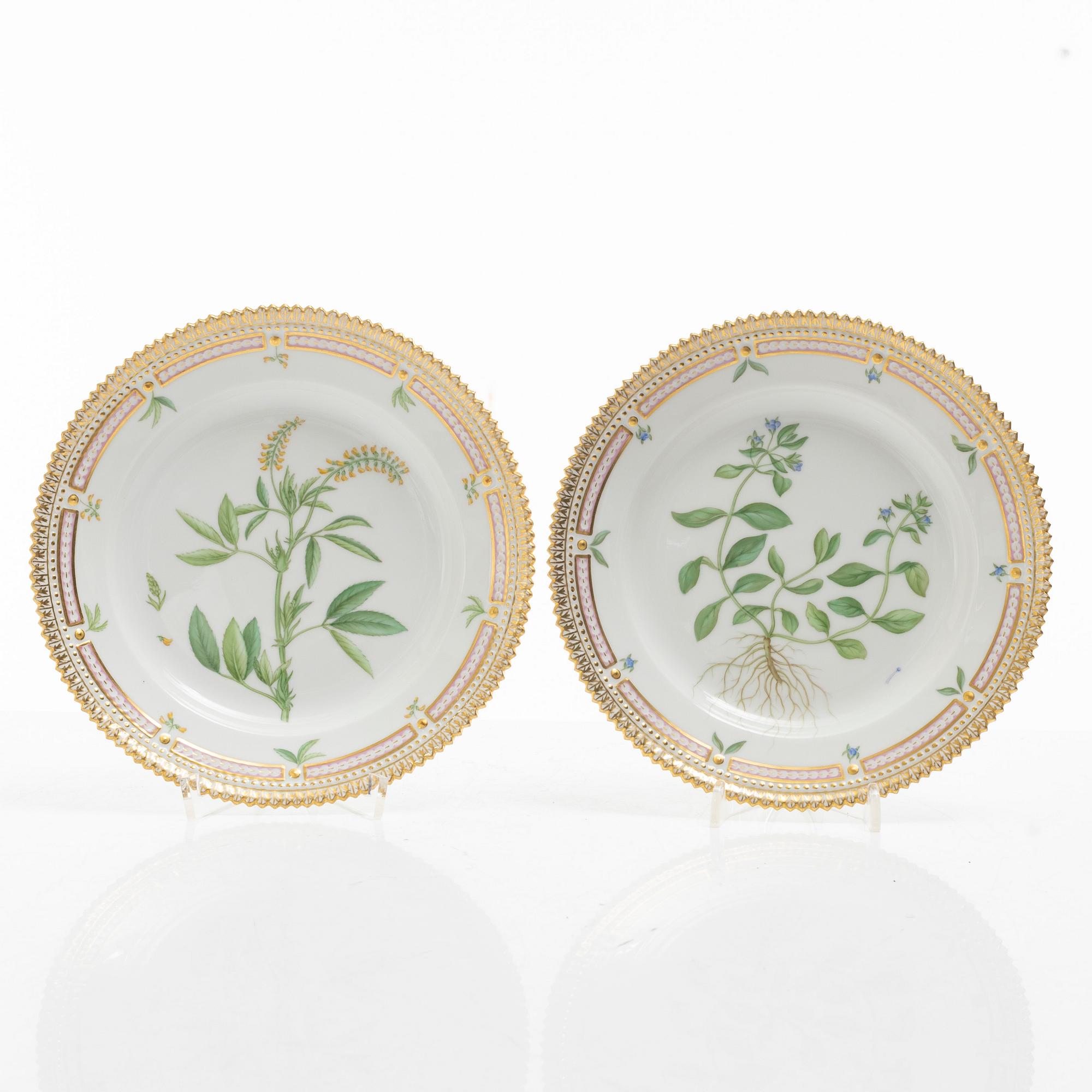 Assietter, fyra stycken samt små fat, två stycken, porslin. 'Flora Danica', Royal Copenhagen, Danmark, 1900-tal.