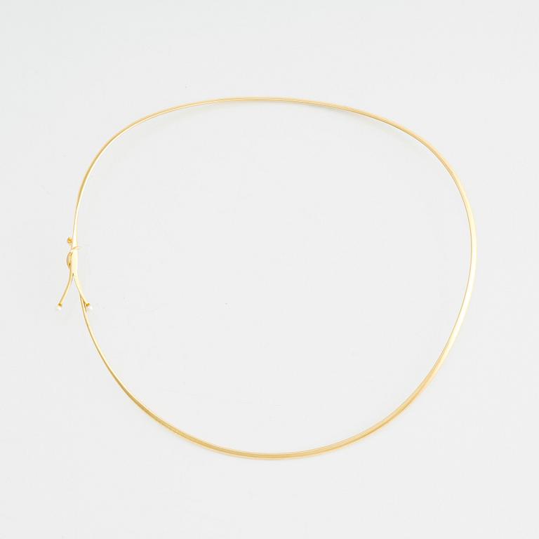 Vivianna Torun Bülow-Hübe, an 18k gold necklace, Georg Jensen, Copenhagen post 1945, design nr 904, clasp with two pearls.