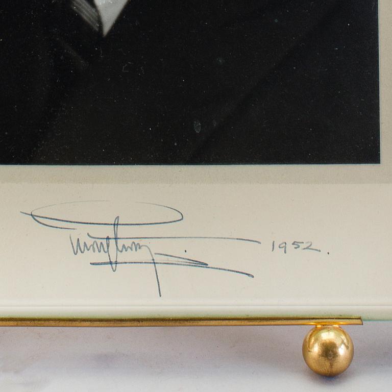 A royal photographic image picturing Gustav VI Adolf, signed and dated 1952.