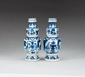 A pair of blue and white vases, Qing dynasty, Kangxi (1662-1722).