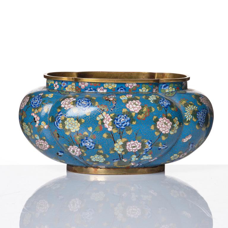 A lobed cloisonné flower pot, Qing dynasty, 19th century.