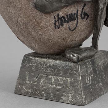 A sculpture by Henry Gustafsson.