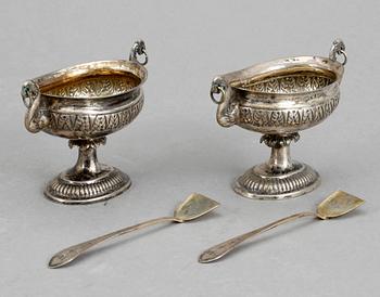 SALTKAR, ett par, silver, oidentifierade stämplar, Europa, sannolikt 1800-talets första hälft. Tot ca 89 gram.