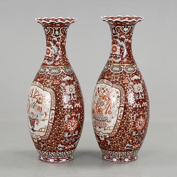 GOLVVASER, ett par, porslin, Kina, 1900-tal.