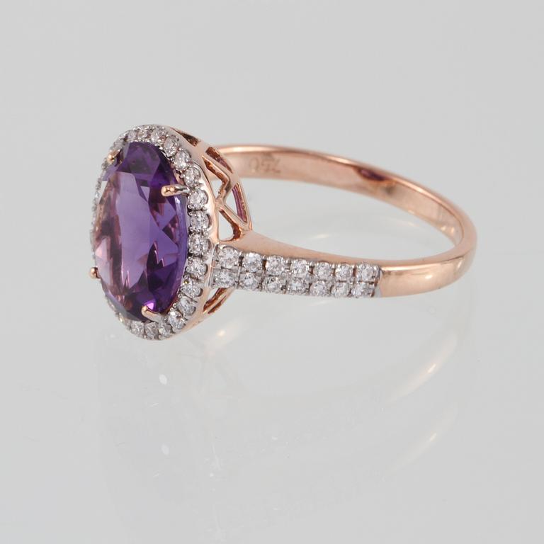 RING, 18K guld med briljantslipade diamanter 0.46 ct samt ovalslipad ametist. Vikt 3,5 gram.