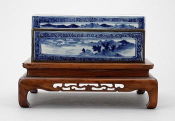 ASK MED LOCK, porslin. Kina, ca år 1900.