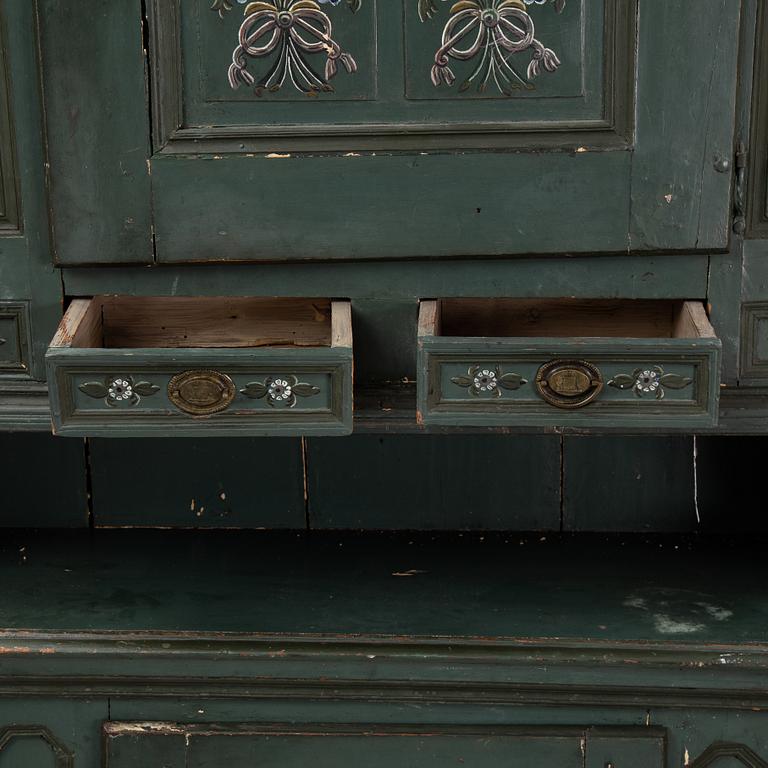 A painted cabinet from Hälsingland, possibly from the first half of the 19th century.