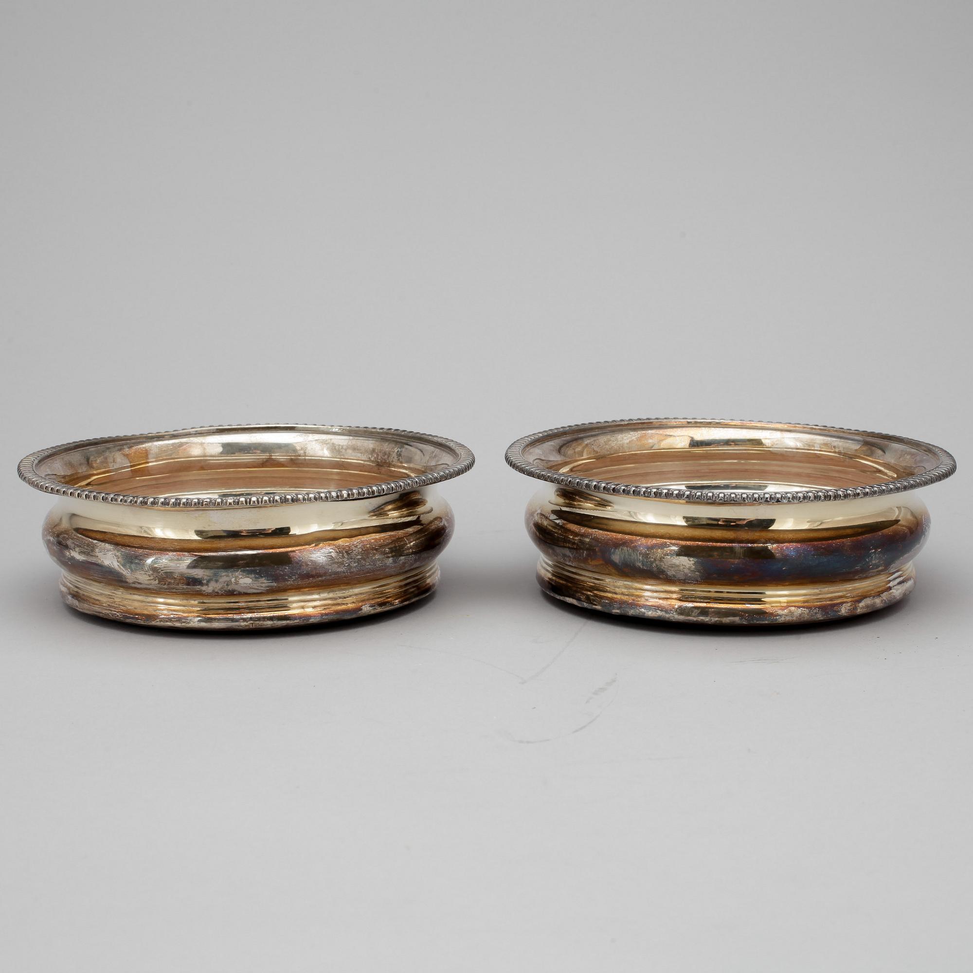 COASTERS, ett par, nysilver, trol England, 1900-tal.