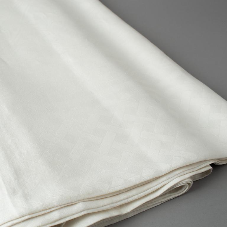 Tablecloths, 3 pcs., linen damask, one "Draken" ca 352 x 181 cm, one 361 x 176,5 cm, one ca 439 x 212,5 cm.