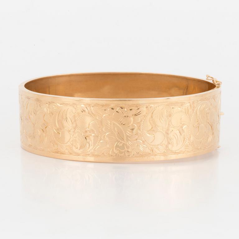 A BANGLE.