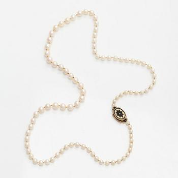 Pearl necklace with graduated, cultured pearls.
