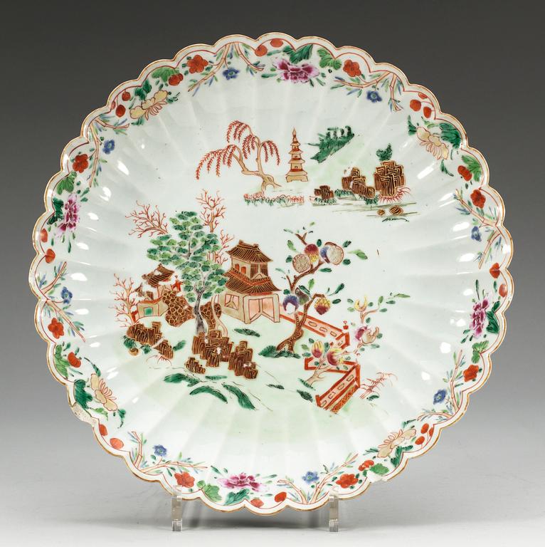 A famille rose charger, Qing dynasty, Qianlong (1736-95).