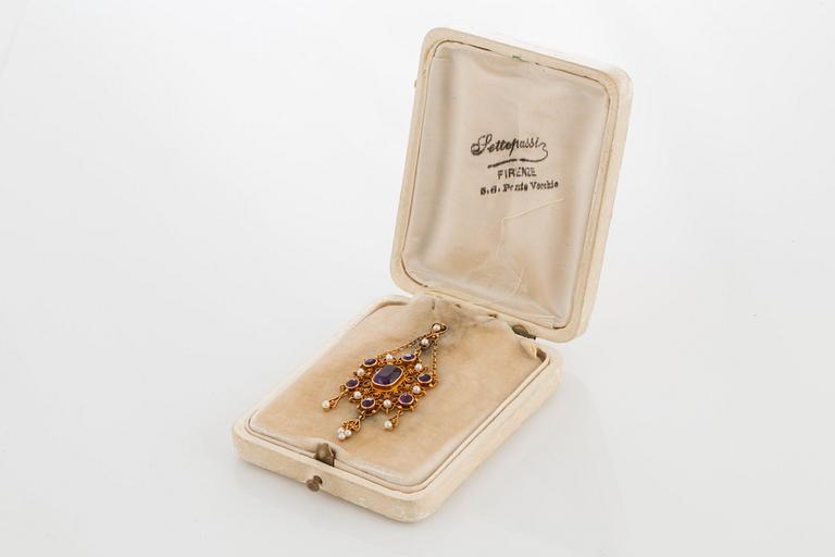 A necklace set with amethysts and pearls.