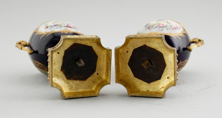 LOCKURNOR, 1 par, Sèvresliknande märken, Frankrike, 1900-talets första hälft.