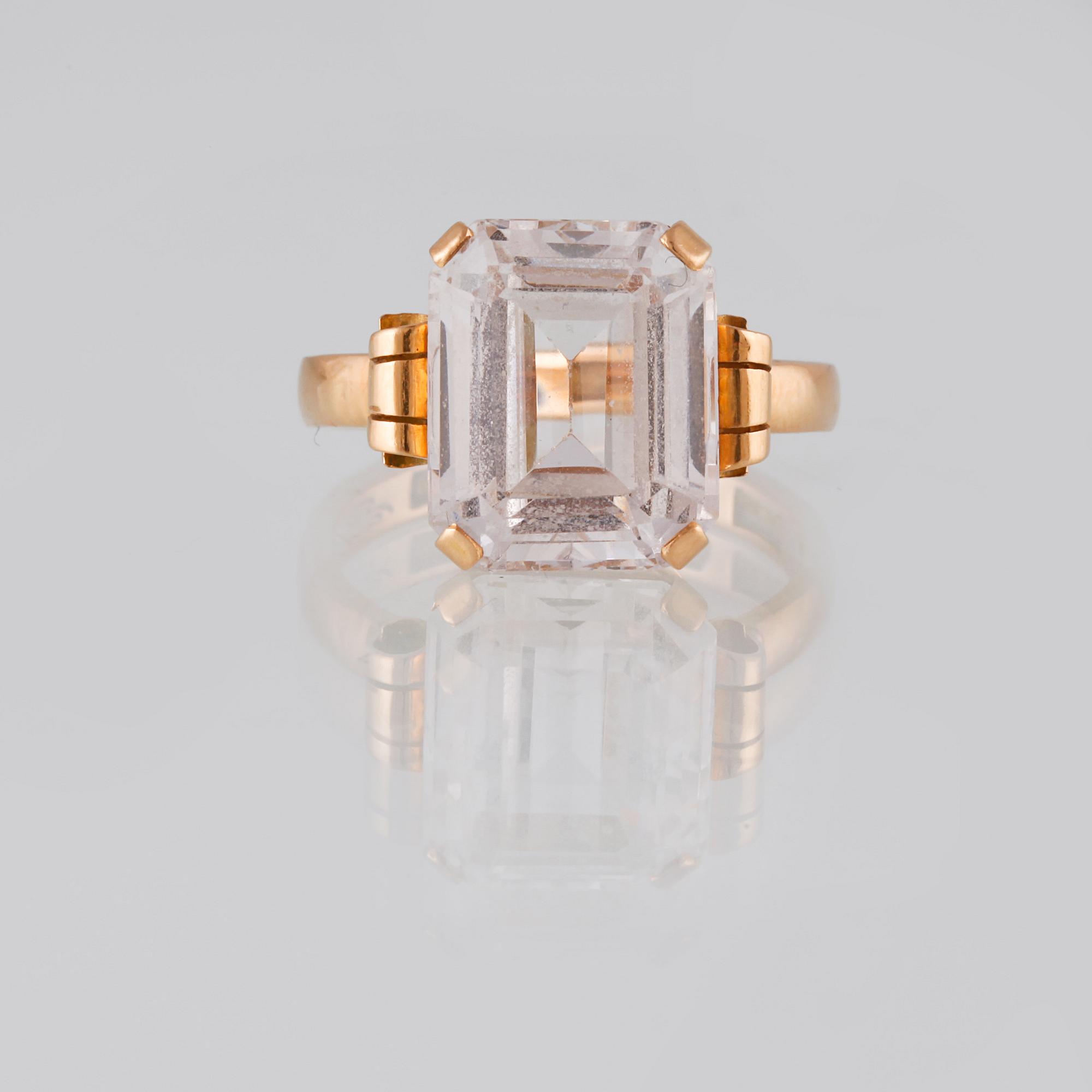 RING, 18K guld med fasettslipad bergkristall, G Falkengren, Lidköping, 1950. Vikt 5,2 gram.