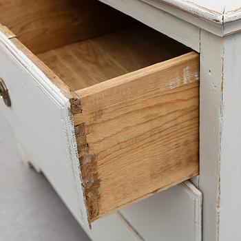 VITRINSKÅP, 1800-talets första hälft, senare montering.