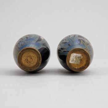 Minatyrvaser, cloisonné, tre stycken (2+1), Japan, Meiji (1868-1912).