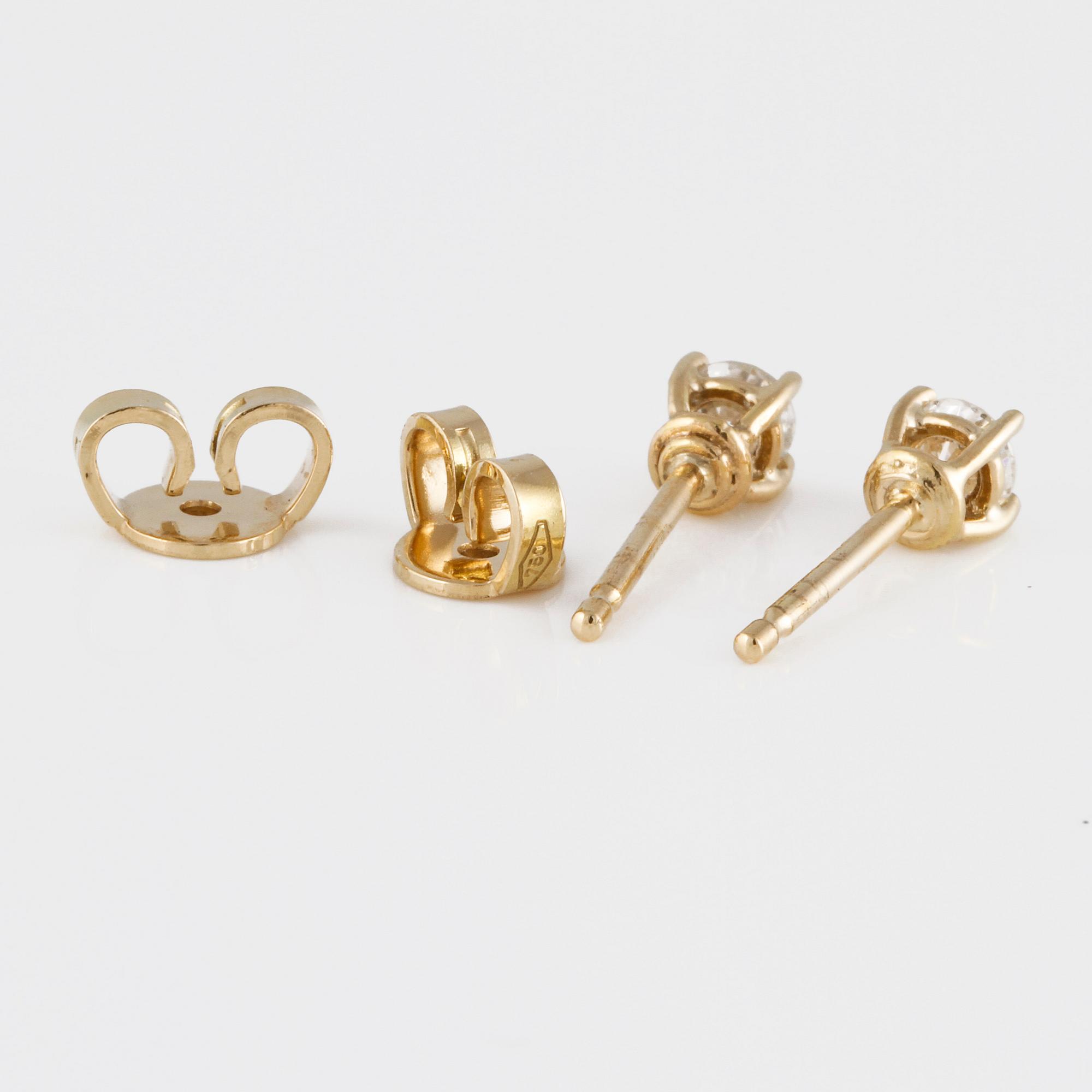 ÖRHÄNGEN, 18K guld med briljantslipade diamanter ca 0.39 ct. Vikt 1,4 gram.