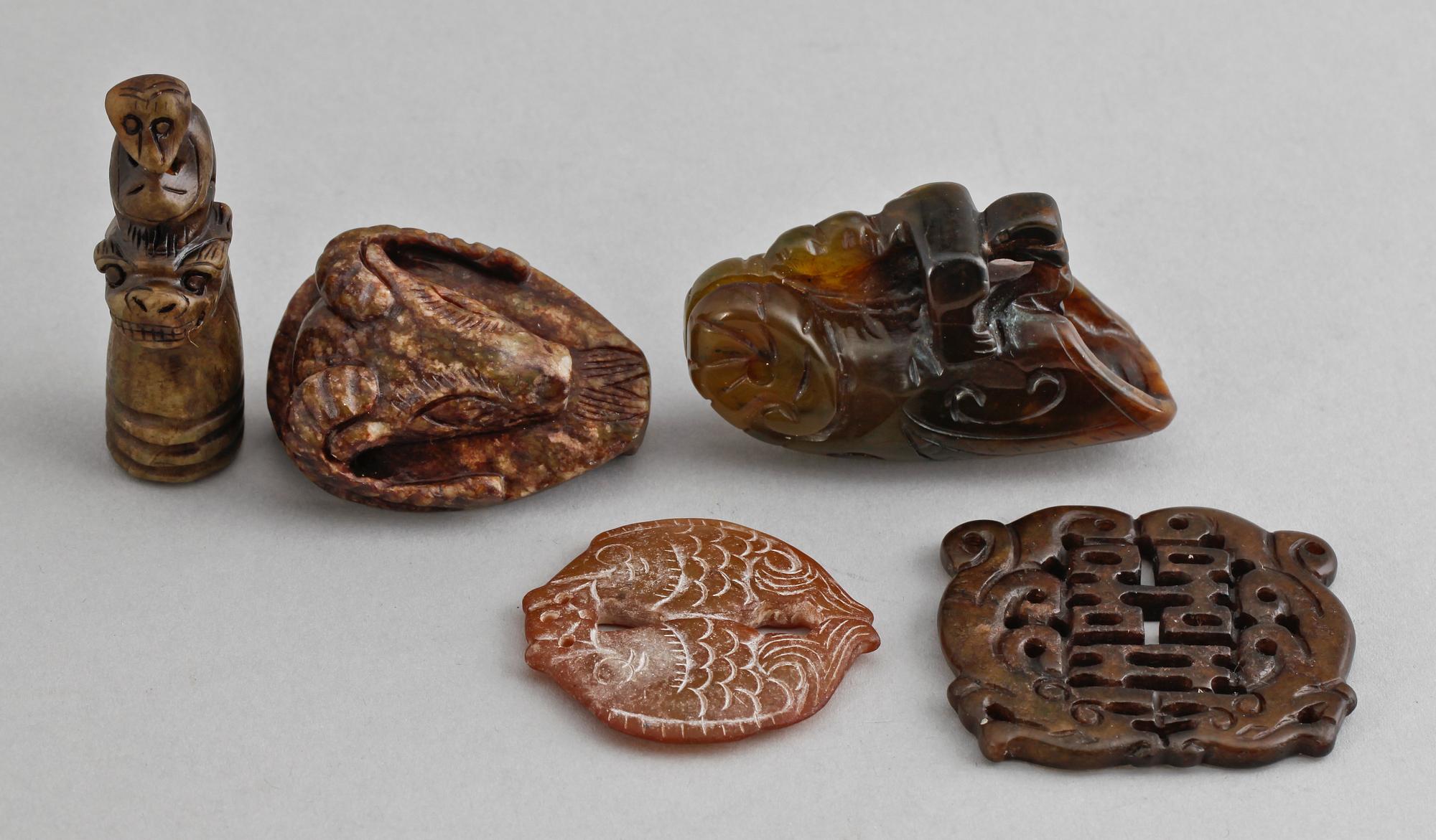 SPÄNNEN och ORNAMENT, 5st, sten. Asien, 1900-tal.