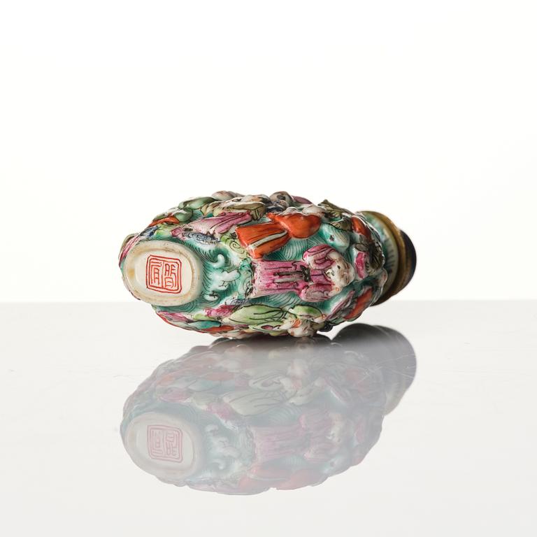 A Chinese porcelain snuff bottle, late Qing dynasty / early 20th century.
