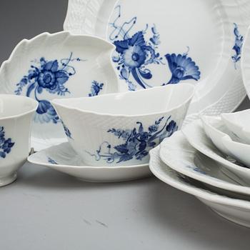 SERVIS, porslin, 126+11+1 delar "Blå blomst", Royal Copenhagen.