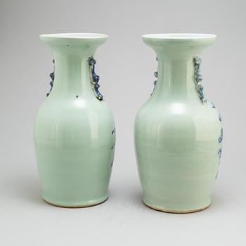 VASER, ett par, porslin. Qingdynastin, sent 1800-tal.