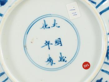 FAT, två stycken, porslin. Qing  dynastin, Kangxi (1662-1722), med Chenghua sex karaktärers märke.
