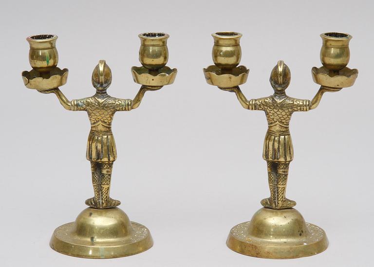 KANDELABRAR, ett par. Mässing.