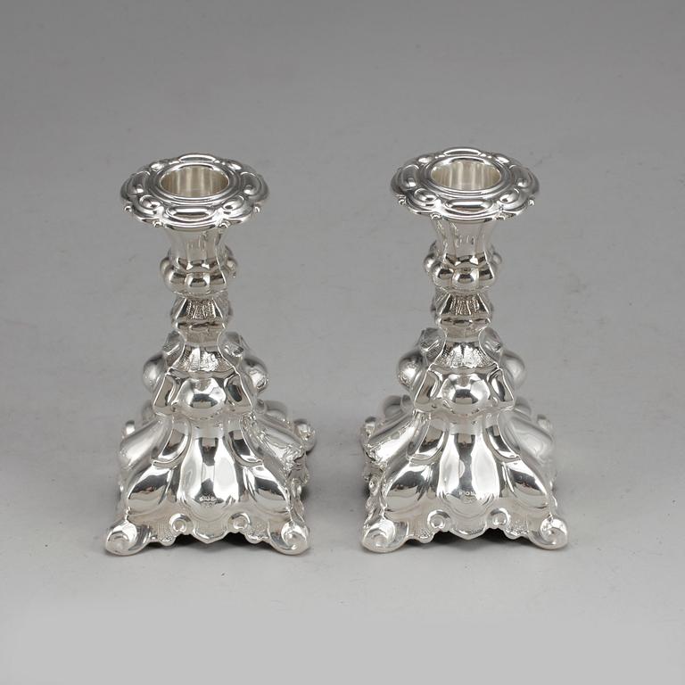 LJUSSTAKAR, ett par, silver, rokokostil, svenska imporstämplar, 1900-tal.