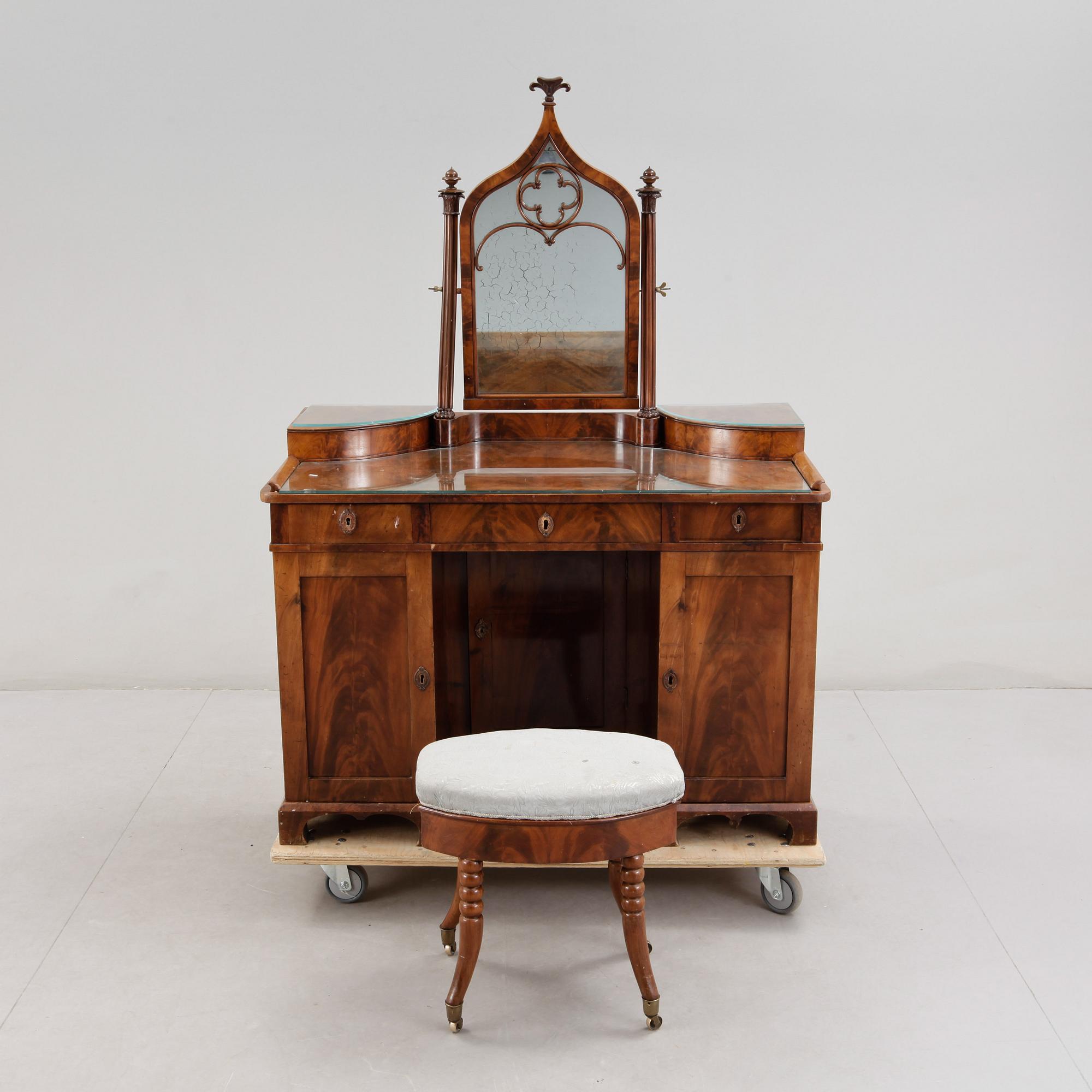 TOILETTEBORD med  PALL, Nyrenässans/Nygotiskt, 1800-tal.