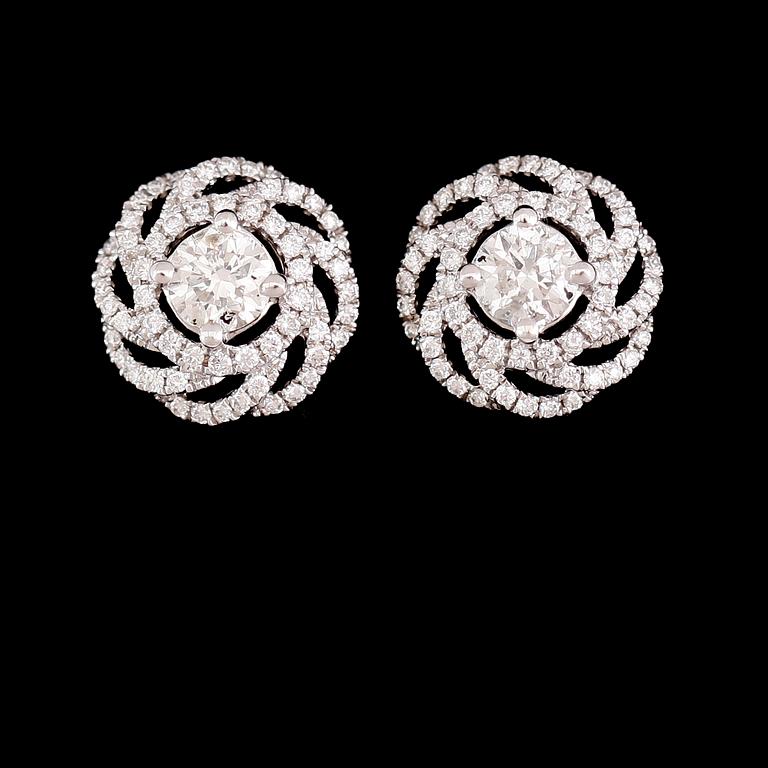 ÖRHÄNGEN, 1 par, 18 k vitguld, briljantslipade diamanter, tot ca 1.40 ct.