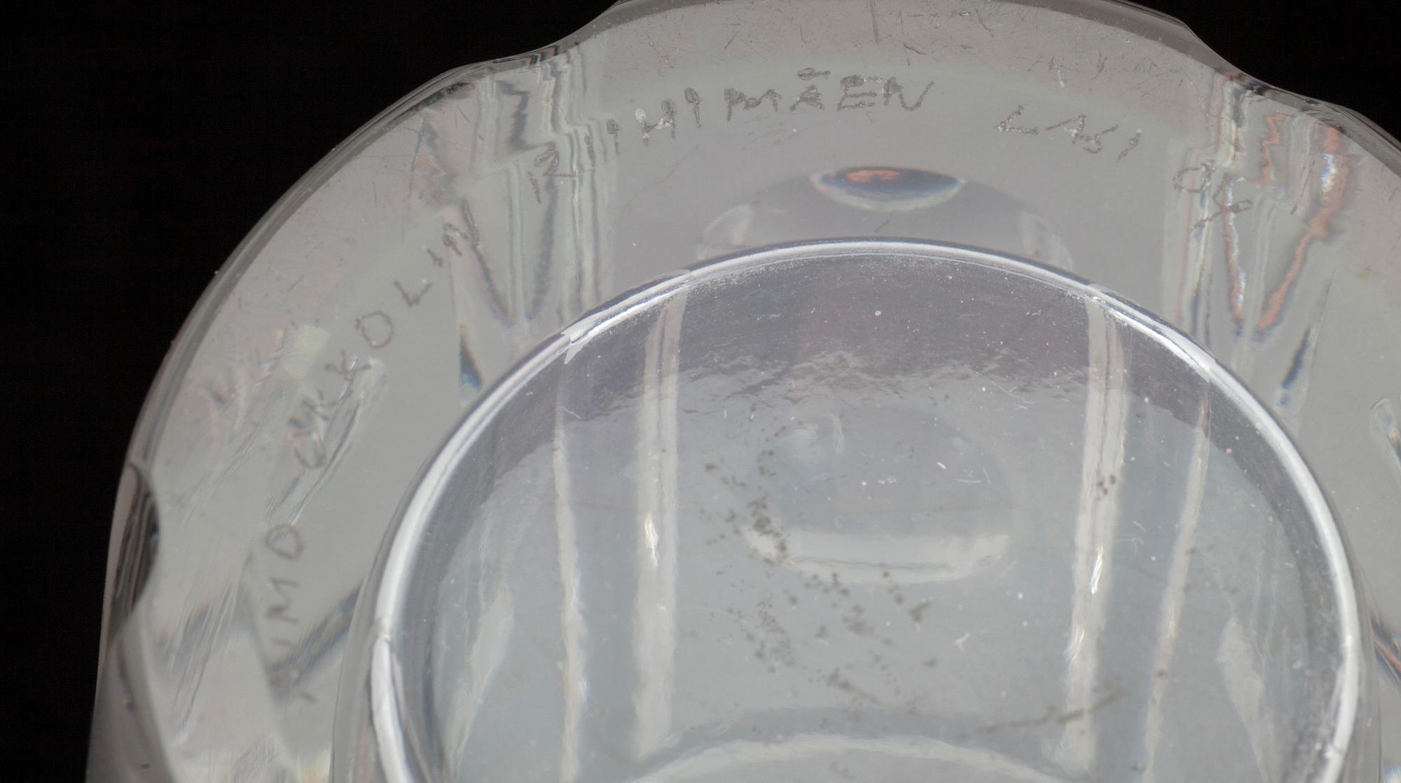 VAS, glas, signerad Aimo Okkolin Riihimäen Lasi Oy. 1900-talets senare hälft.