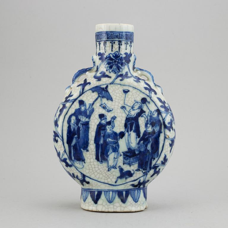 A moonflask vase, late Qing/early 20th Century.