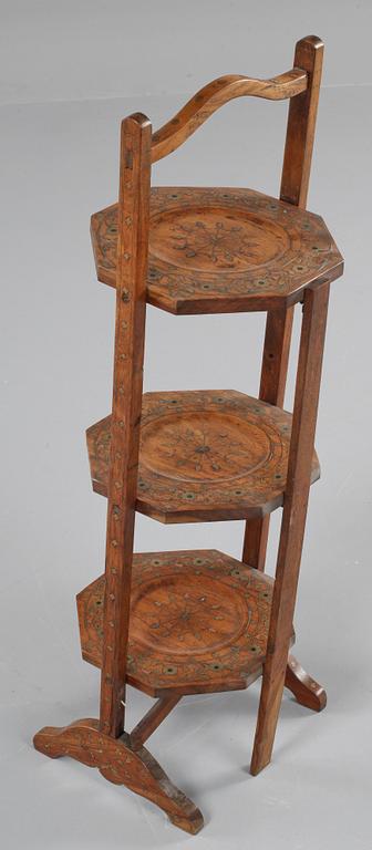 CAKESTAND, 1900-talets första hälft.