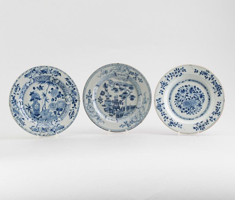 TALLRIKAR, 3 st snarlika, porslin, Kina, Qianlong 1736-1795.
