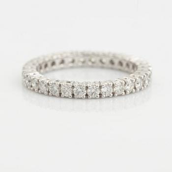 Ring with brilliant-cut diamonds.