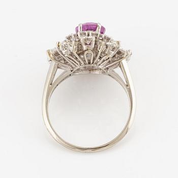 Ring 18K vitguld med en rubin samt briljant- och baguettslipade diamanter.