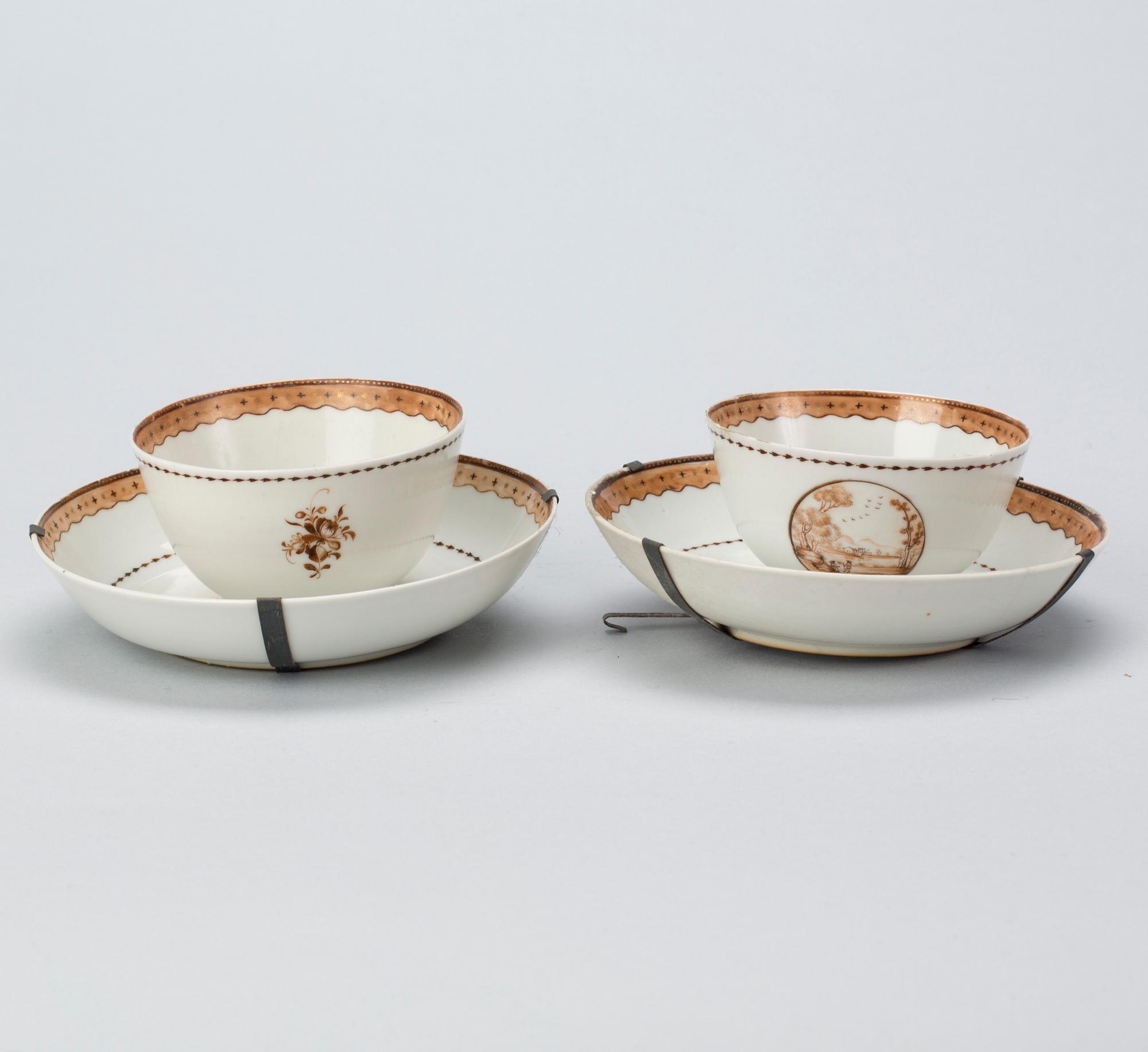 KOPPAR med fat, två stycken, Kina, Qianlong (1736-1795), porslin.