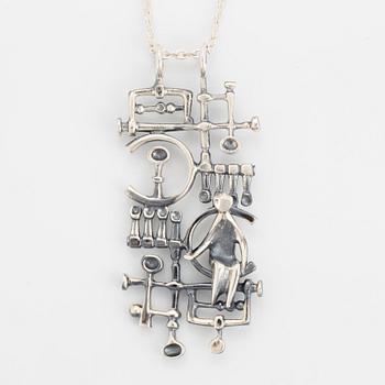 A Jorma Laine pendant with chain in silver.