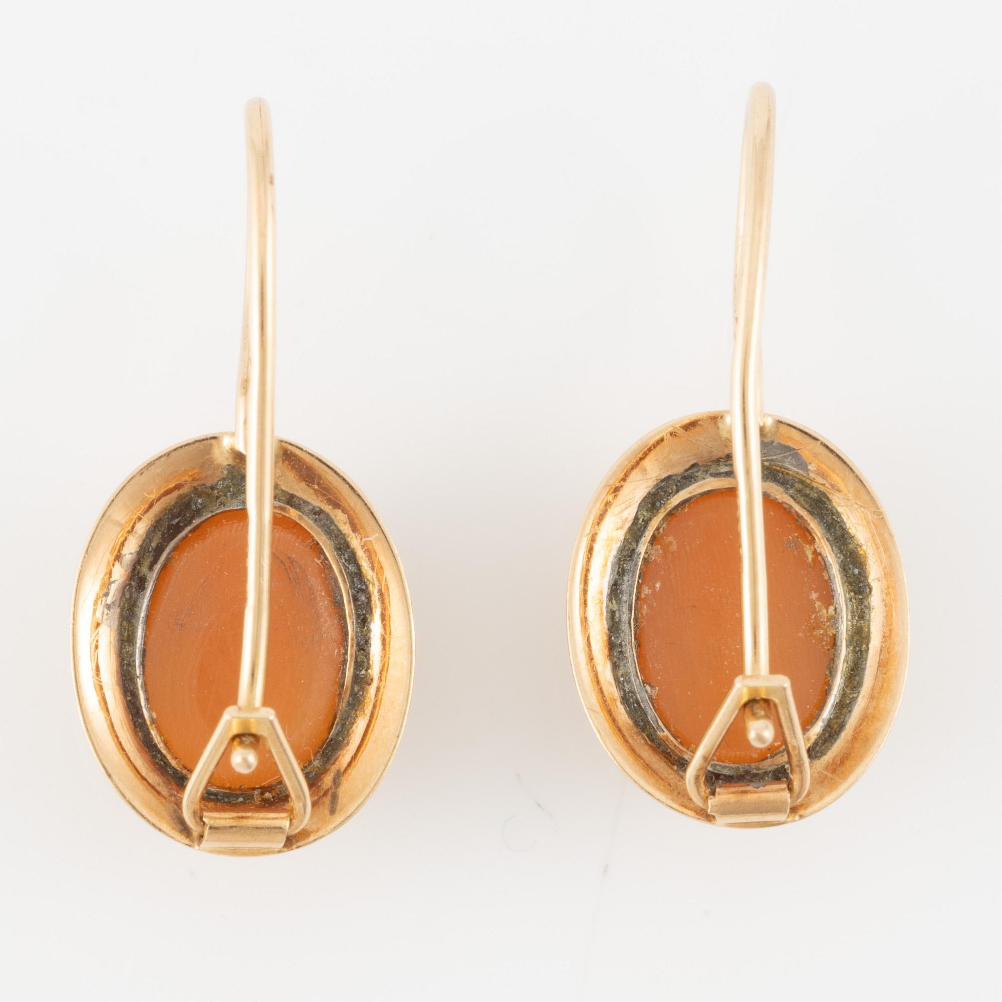 Örhängen och brosch/hänge, 14K guld med snäckskalscamé.