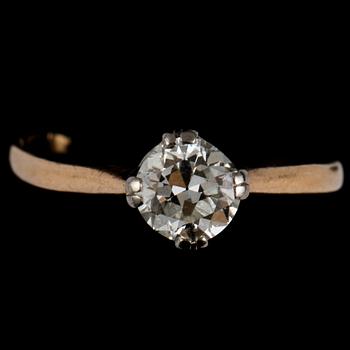 RING, 18k guld med äldre briljantslipad diamant, Stockholm, 1900-talets första hälft. Vikt 2 g.