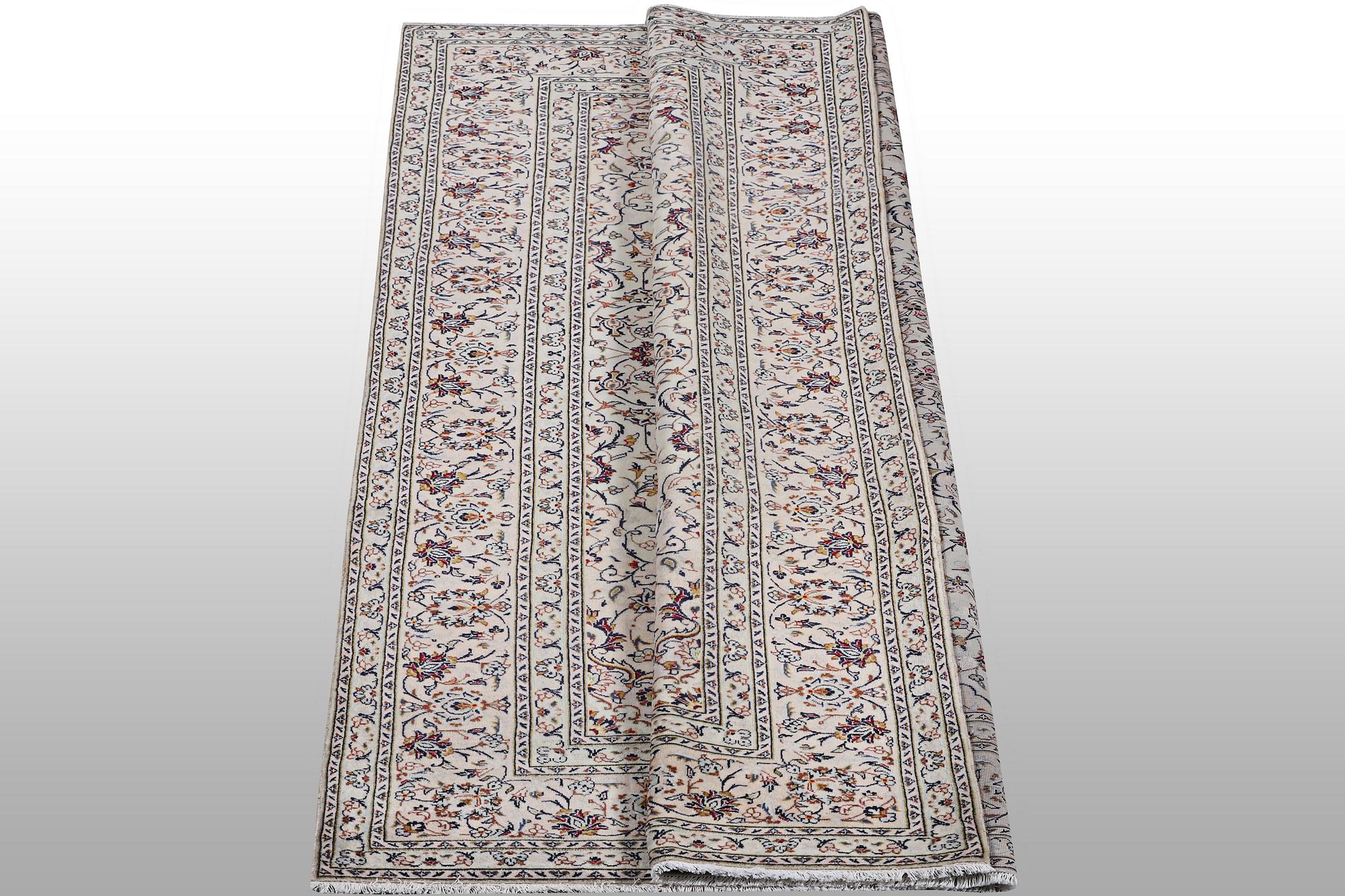 A carpet, Kashan, ca 305 x 198 cm.