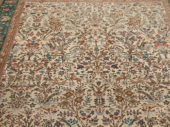 A carpet, semi-antique Tabriz figural, ca 256,5 x 205 cm.