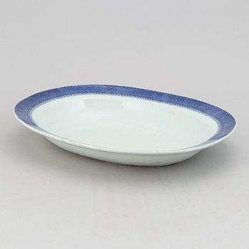 A blue and white tureen with cover and stand, Qing dynasty, 19th Century.