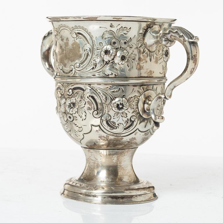 Thomas Wallis I, pokal, silver, London, England 1773 och Thomas Northcote, sked, silver, London, England 1789.
