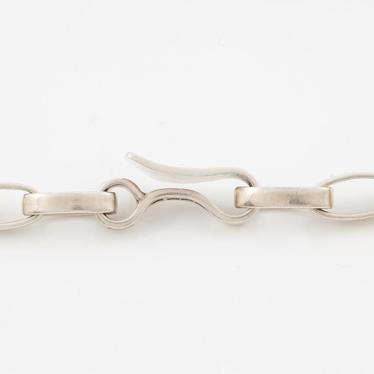 Sven-Erik Högberg samt Annette och Marie Högberg, ring, armband och collier.