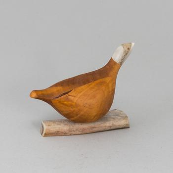 LARS LEVI SUNNA, a birch figurine of a grouse, signed LLSunna.