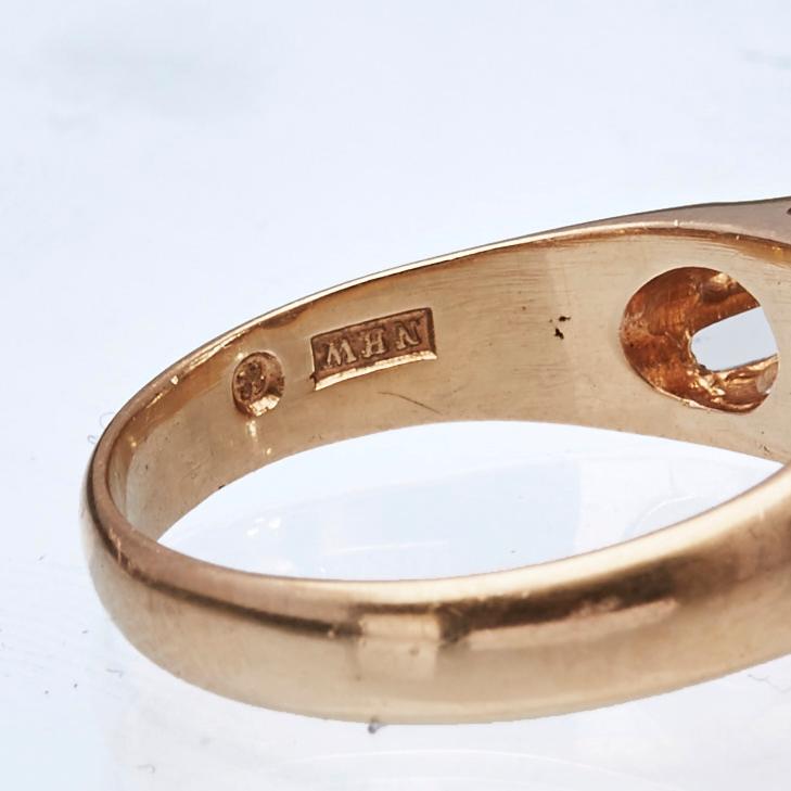 RING, 18K guld med vita safirer samt rubin. Widberg Nils, Helsingborg, 1966.