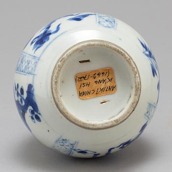 A blue and white bottle vase, Qing dynasty, Kangxi (1662-1722).